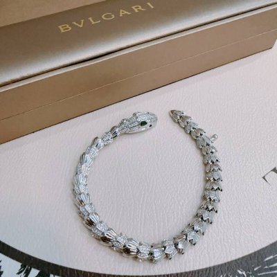 宝格丽手链V金材质。Bvlgari宝格丽 Divas‘ Dream 系列 品相完美，细节无敌，那种独特的色泽完全无可挑剔，再缀以经典指环外形设计，简约之余却又优