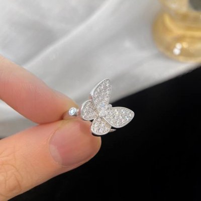 经典Deux papillons系列蝴蝶戒指，戒指尺寸5678号。 设计师灵感的源泉，翩翩起舞的舞姿，缤纷绚丽的外表，以及可以洞察世界万物的敏锐感，都让蝴蝶成为