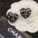 编码E19 香奈儿耳钉热销款爆上新 Chanel22A黑色亚克力爱心耳钉 里面镶嵌了小双C，周围则是镶嵌了零零散散的水钻点缀 复古精致小巧，甜酷辣妹必备款