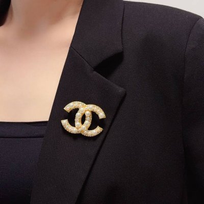 chanel小香 最新款高版本镶珍珠满钻香奈儿胸针 是最懂女人的饰物 那些倾注了全部心血去做自己的女人 往往更珍惜胸针的意义 香奈儿女士把胸针别在帽子上 并告诉