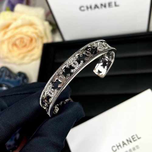 小红书推荐爆款小香新款C字母镂空手镯银色香奈儿Chanel高品质微镶钻手镯超重工Bling Bling，颜色搭配得非常好高级感 女神气质高端 精钢材质不过敏不褪
