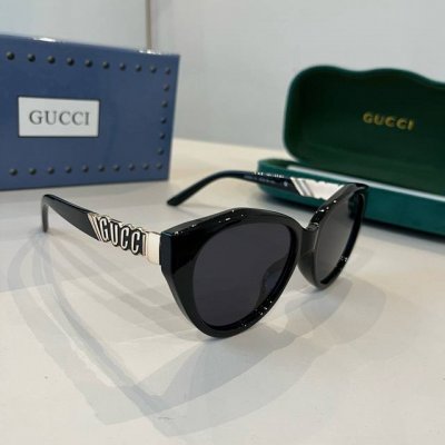 pGucci太阳墨镜 夏天来了 太阳镜每日出门必备 但是小脸女生的戴别的总觉得脸都被遮完了 大可试试 Gucci这一款喏 扁圆窄框 亚洲版设计增高一体鼻托 不容