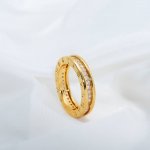 宝格丽 Zero1单环带钻戒指 尺寸56789美号 有三种颜色，白色，玫瑰色和黄金色。买玫瑰金的人比较多，但是个人最喜欢黄金色，很显手白。 相比卡家的单环戒指，