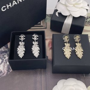 我们出品 香双C吊羽毛耳钉 ZP7000 25夏季最新款绝美系列 羽毛设计太高级了 非常有高级珠宝的既视感闭眼冲浅金 银色两个颜色 栩栩如生的羽毛形状还雕刻出了