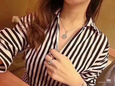 国庆出游季 Bvlgari Astrale系列 时来运转项链 这款Astrale系列项链，双面可旋转，正面满钻Logo刻印，浓金无暇 象征性美好的生活的憧憬，银