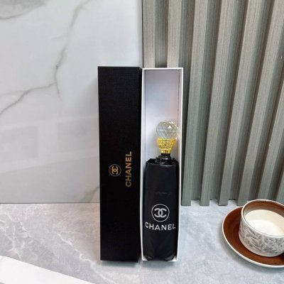 chanel 香奈儿 透明水晶伞柄 夏季新款 五折折叠晴雨伞 黑色涂层防晒有效阻隔紫外线99%，Upf 50 所以能起到伞下体感降温的效果！ 有效隔热，高效防晒