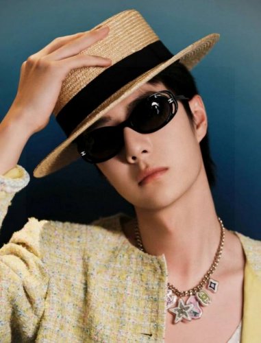 Chanel 香奈儿 王一博同款被问爆了的香奈儿来啦镜框是偏猫眼造型的 上扬的弧度很提气质 对于颧骨高的美眉来说十分友好哦 同时也无比适合方圆脸美眉哦 修饰脸型