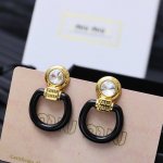 miu Miu 亚克力树脂耳环 以金色为主色调 日常超百搭不挑人 复古摩登大小姐风格 极简又精致 谁戴谁好看系列超级值得入手