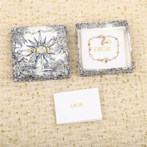 我们出品 手链Zp5980，量大咨询客Fu Dor最新款五角星手链 认准我们一致致Zp，黄铜材质，颗颗施华洛水晶，Silver Shadow颜色 银色里边透着，