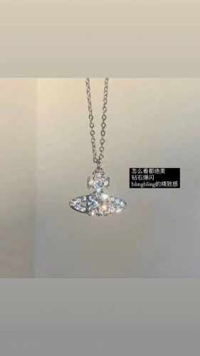 西太后 Vivienne 镶钻别针土星项链 闭眼准入没错！纯王粹冠球经是典的象征，闪土耀星环勾未勒来波光转流间，开启一场未与来的崭新际遇！我采们用特定华施洛珍珠