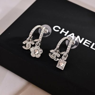 Zp打版 小香 Chanel 项链优雅大方精工设计 雕刻 非常修饰脸型 青春活力 看惯了一如既往的项链 一眼就被这款吸引了 非常漂亮的颜色搭配 时尚又俏皮