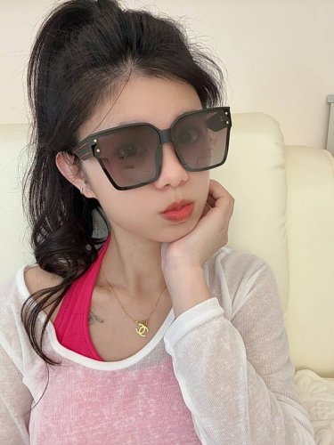 Gucci 2025开春新款 最新款方框太阳镜 各路网红纷纷带起气场满分 俏皮甜美.上脸效果更佳.金属质感超好 型号：G7290