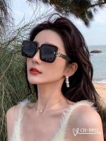 p80 .【法国香奈儿-Chanel】 .【宝丽来树脂高清镜片】 .【Tr镜架-轻便佩戴舒适】 .【Size：63-17-140】 .【新款小香太阳镜减轻强光负