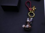 批130谁能拒绝这只毛茸茸的兔子Chrome Hearts克罗心钥匙扣包扣？设计师一定是把月亮揉碎，镶进这只萌兔里了！钥匙扣主体选用优质金属，经过精细电镀，耐磨