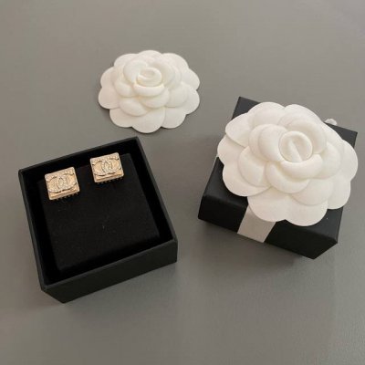 我们出品 香方形金属耳钉 Z 3500，非常精致美的一款，经典方形+大双C Logo设计，金属带点褶皱感，施华洛水晶点缀，上耳Blingbling五金边边背面则
