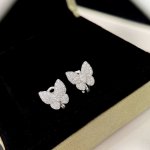 A4685 梵家 满钻 蝴蝶 钻石 耳拍 是一款高雅文化的象征 蝴蝶元素饰品 高端定制925纯银镶嵌工艺 减龄又有个性 又能增加亮点 是日常必不可少的饰品 升级