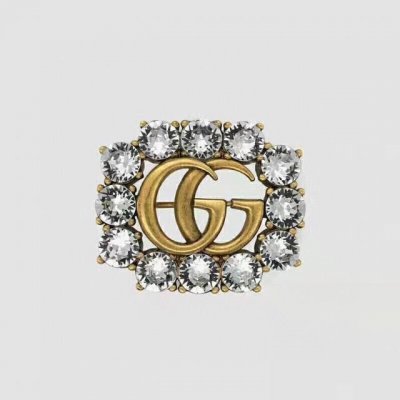 古驰 Gucci 奢侈精品 钻石 胸针 时髦配饰，款式好还不够，细节完胜才算真厉害！代购级别！个性又精致 整体有弧度、清晰Logo连我自己都误以为是正 品搭配各