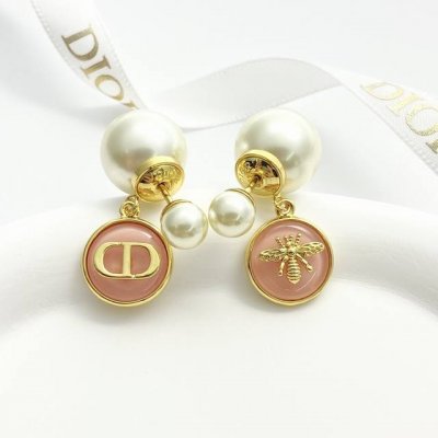编码E2890 0257825 Dior耳钉热销款火爆上新 迪奥透粉树脂圆形吊坠双球珍珠耳环 蜜蜂Cd字母左右不规则图案，浮雕细节很精致 少女心贵气感并存实物精
