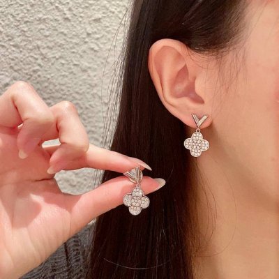 lv字母满钻耳钉原版黄铜 925纯银针 实拍 设计不张扬不高调却带着一种迷人的气质上身超显气质不能更美了 原版Lg 质量杠杠滴 识货的亲们看过来.