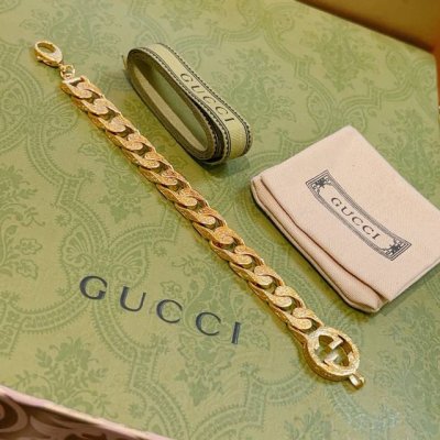 最新出炉 Gucci古驰手链黄金最新款的经典款 精致无论款式 质感 都是绝对的顶尖Feel 只要看一眼就懂了 原版Logo 超 Nice 搭配衣服最佳的选择，男
