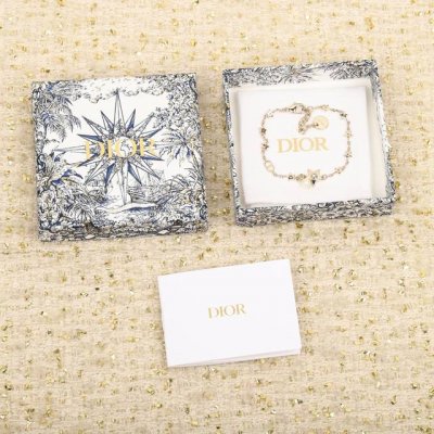 我们出品 手链Zp5980，量大咨询客Fu Dor最新款五角星手链 认准我们一致致Zp，黄铜材质，颗颗施华洛水晶，Silver Shadow颜色 银色里边透着，