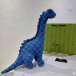 爆款来袭 古驰官网首发新品恐龙玩偶独家高品质发售 出口法国订单新品发布 ，古驰的的一款恐龙公仔恐龙独家关节可动，纯手工制作工艺 质感 饱满度全部到位 现货不多，