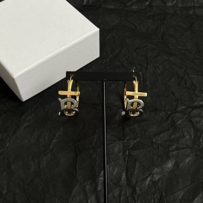 巴宝莉 耳钉，装饰汲自品牌创始人 Thomas Burberry 灵感的专属标识图案100%黄铜镀钯金 设计适合有耳洞者