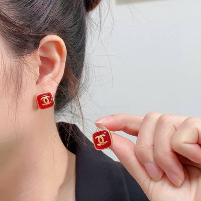 新款上市高端Chanel 小香奈儿双C简约新年红复古正方形耳钉这款耳环真的超级美看着设计简单但是佩戴效果好看到爆就连我这种小耳垂的也很Ok Zp上耳超气质优雅适
