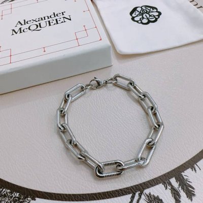 原单货新款Alexander Mcqueen 亚历山大 麦昆 手链 专柜一致原版定制 骨子里那种叛逆浮夸朋克可内心又向往着美好的焦虑 对美的另一种诠释 男士火爆