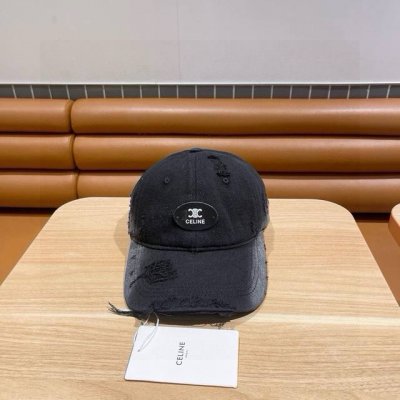 Celine 塞琳 棒球帽 必须要拥有这样一款帽子 简简单单但很有辨识度 走在人群中一眼就能吸引住眼球 炒鸡赞 今年被赛琳锁死 每款帽子我都自留了