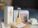 专柜品质 真我纯香75Ml的前调：大马士革玫瑰，中调：双瓣茉 莉，基调：印度晚香玉。我钟意她的最主要原因是 对茉莉花香的偏爱 桂花花香和白兰花香也是我的 最爱，