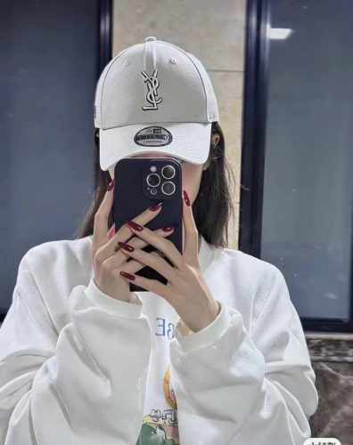 Ysl圣罗兰 专柜同款原单 字母刺绣棒球帽 韩系风 一款简单休闲风的棒球帽 是牛仔的款式 减龄百搭 适配度很高！ 简单随性~ 字母刺绣部分也很精细 出街拍照拗造