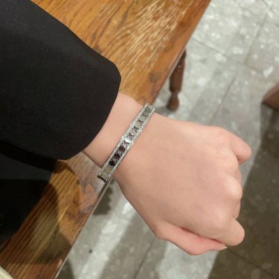 新品 原单货 Lv字母镂空手镯Louis Vuitton 路易威登 专柜一致材质 火爆款出货 设计独特 复古前卫 手镯14K精工保色版 从上市以来一直深受Mm喜