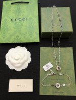 项链批80手链批70 Gucci Lcon系列全新款型 以精致现代的全新风格打造经典单品 繁复的刻花细节带来奇幻魅力 爱心图案作为品牌钟爱的设计符号 融入入Gg