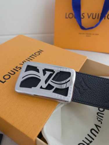 Lv 奢华款现代 Taurillon 皮革 饰以雅致大方的标志性 Lv 首字母 柔软结实的皮带 双色搭配可双面使用 可搭配从礼服到休闲装各种服饰 宽度4.0Cm