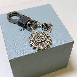 新品发布 巴黎世家包包挂饰钥匙扣 巴黎世家钥匙扣 最新款包包挂饰档次更高明星同款 经典款联名设计理念钥匙扣系列 细节对版做旧处理 非市面亮面版型 这款一直在出