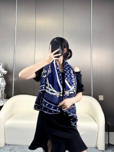 2025年lv专柜最新款！ 140顶级丝绒双面同色 Sailor Bandana Square 丝绒大方巾创意重构经典设计，以优雅格调 致意航海世界。饰带、绳索