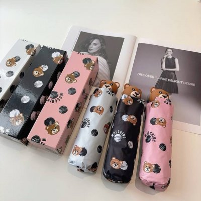 Moschino 莫斯奇诺 熊头柄 五折手开伞设计师Franco Moschino以自己的名字命名的一个意大利品牌 创立于1983年 风格高贵迷人 时尚 可爱又