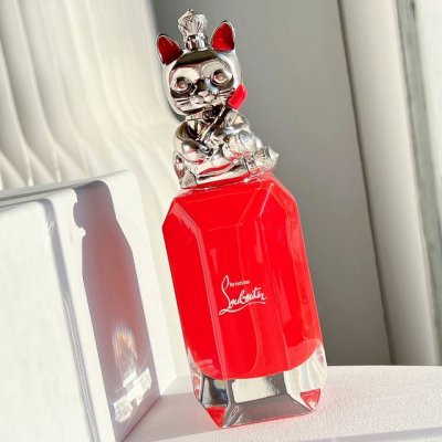 高品质/180 cl萝卜丁招财猫香水90Ml loubidoo（幸运之喵）-猫 这也是一支比较清口的香水，沁甜花果木质玫瑰香，香气与潘海利根的兽首狐狸极度相似，