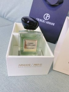 专柜品质 阿玛尼香水100Ml雪松花阿玛尼私藏香水雪松花100Ml 版新香凛冽而微微带来苦涩的木质香调 比起雪松的味道 或许是前调的玫瑰更能带来深刻的印象 虽不