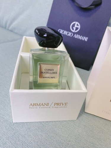 专柜品质 阿玛尼香水100Ml雪松花阿玛尼私藏香水雪松花100Ml 版新香凛冽而微微带来苦涩的木质香调 比起雪松的味道 或许是前调的玫瑰更能带来深刻的印象 虽不