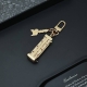 M01750当季新款 Lv Lovers Dice 包饰与钥匙扣 Lv Lovers Dice 包饰与钥匙扣拥有可拆卸骰子，随心开启幸运游戏。耀目金属呈现复古外