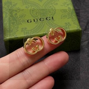 实拍古驰Gucci高端现货供应 古驰双G珍珠耳钉耳环 高端品质 专柜同材质 真正黄铜 离子电镀 独家实拍图做工精致细腻 重工版本 超级仙女唯美的一款 做工超级细