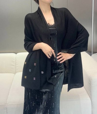 4 珠片系列 爆款超黑色 Size：65X180Cm 成份 60%山羊绒 40%桑蚕丝 原单代购级！轻薄，摸上去绝对让你柔软到心化.四季可用！Logo亮片剌绣，