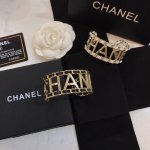 Chanel 秋冬新款系列专柜同步 真皮手镯 只为女人的香奈儿个性的设计进口五金 自购原版打造 妥妥的明星名媛必备单品搭配各色礼裙连衣裙正装 优雅出行 出入专柜