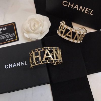 Chanel 秋冬新款系列专柜同步 真皮手镯 只为女人的香奈儿个性的设计进口五金 自购原版打造 妥妥的明星名媛必备单品搭配各色礼裙连衣裙正装 优雅出行 出入专柜