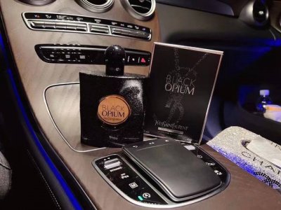 专柜品质 ysl黑鸦片香水90Ml 这款是Edp浓香Black Opium 非常经典的一款 它独特 神秘又充满诱惑 亮片点缀黑色瓶子 摸起来很有质感 瓶身上是黑