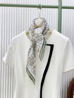 真丝乔其纱 新品 Loe 碎花小方巾 春夏真丝款 随意切换造型 ,小巧又不失优雅的款式 65*65 黄金尺寸 高级时尚又不会过于张扬 很有设计感~气质到骨子里