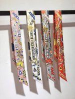 p60Phms2430 爱马仕新款Twilly【甜蜜的鞍具】 顶级斜纹真丝打造 超精细的印花 字迹非常清晰 绝对是送礼自用的首选丝带既可绕于颈间，亦可缠于腕部、