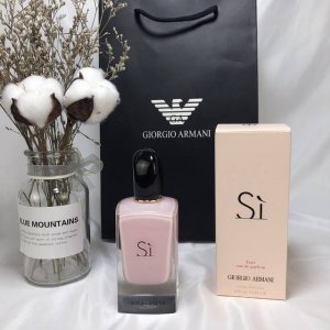 高品质/130 阿玛尼粉色挚爱浓香水100Ml giorgio Armani Si Fiori, 2019 香调：花香甘苔调前调：橘子，黑加仑中调：橙花油橡木苔